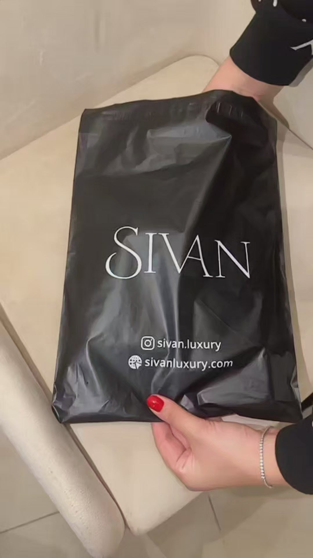Video provided by Shopify App SwipeUp