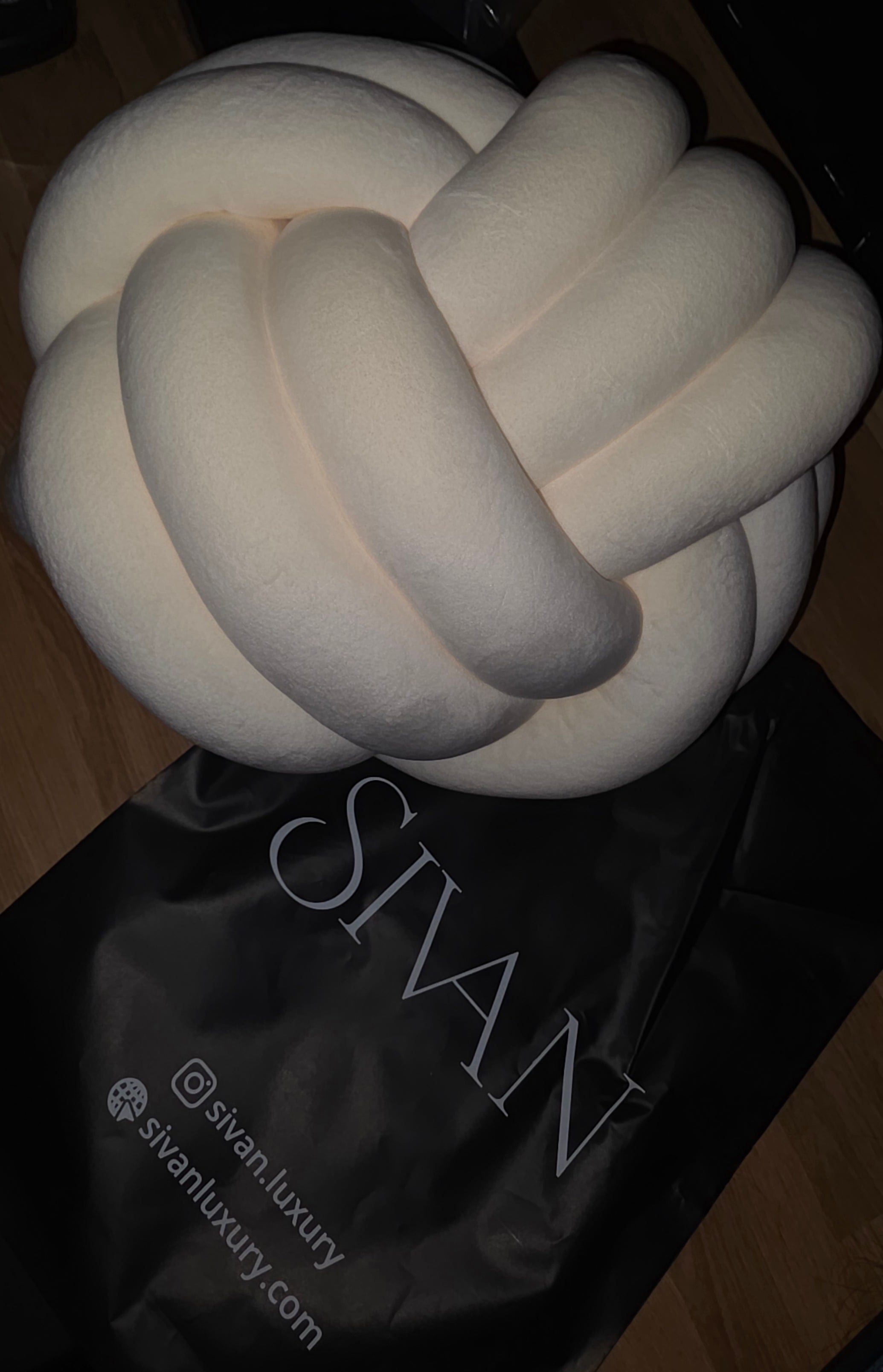 כרית "קשר של נוחות"-A bond of comfort